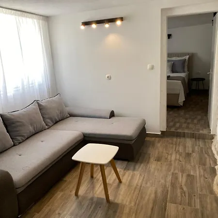 House Ivan 2 With Heated Pool Hébergement de vacances *