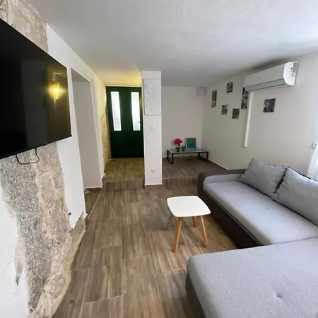 House Ivan 2 With Heated Pool Hébergement de vacances *
